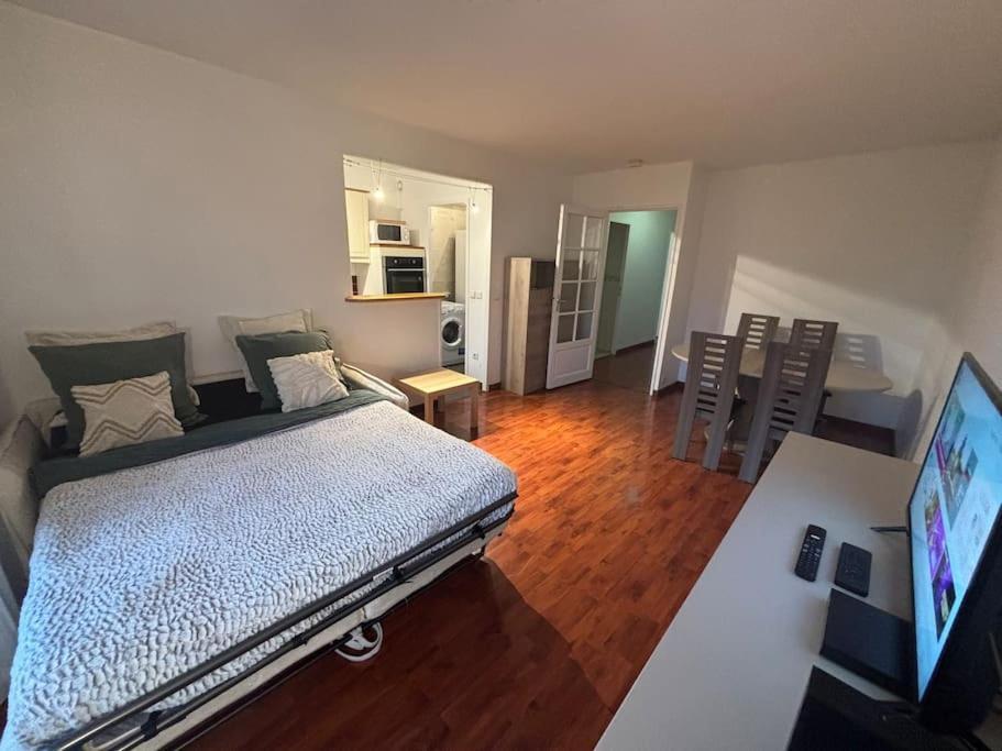 F3 Avec Balcon 5 Min Gare Sqy Et Parking Gratuit Apartment Guyancourt Exterior photo