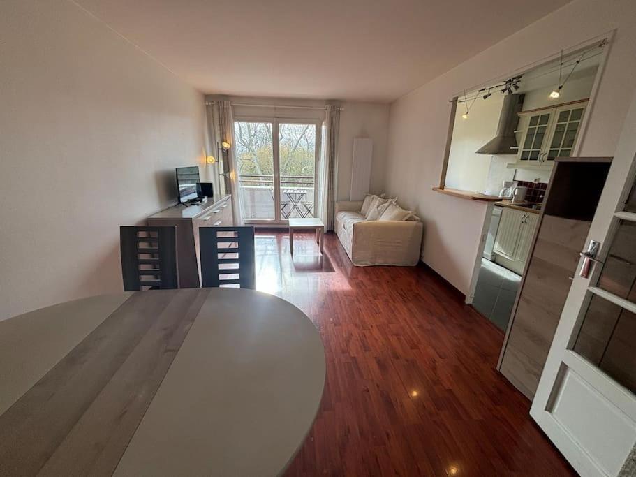 F3 Avec Balcon 5 Min Gare Sqy Et Parking Gratuit Apartment Guyancourt Exterior photo