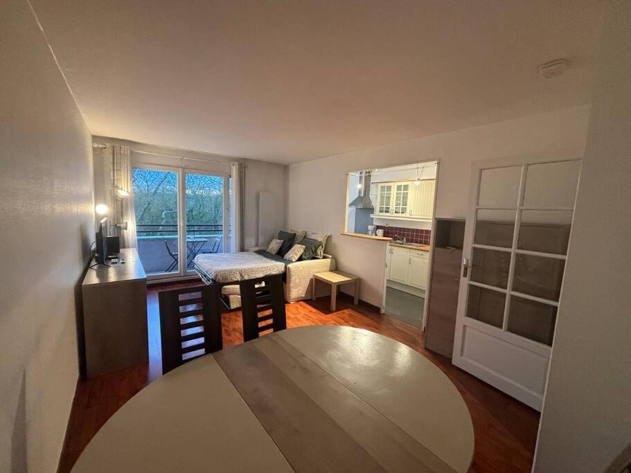 F3 Avec Balcon 5 Min Gare Sqy Et Parking Gratuit Apartment Guyancourt Exterior photo